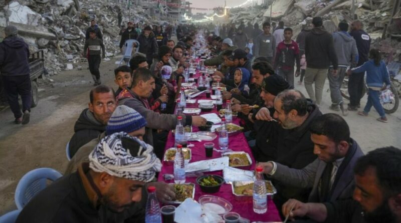 Il lungo tavolo tra le macerie e le case distrutte di Gaza: le immagini dell’Iftar per il primo giorno di Ramadan | FOTO