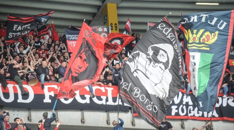 Lanciano petardi contro gli steward, poi li colpiscono con un’asta e li prendono a pugni: arrestati due ultras del Foggia