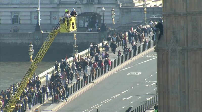 Violazione della sicurezza al Parlamento mentre un uomo con bandiera palestinese si arrampica sul Big Ben