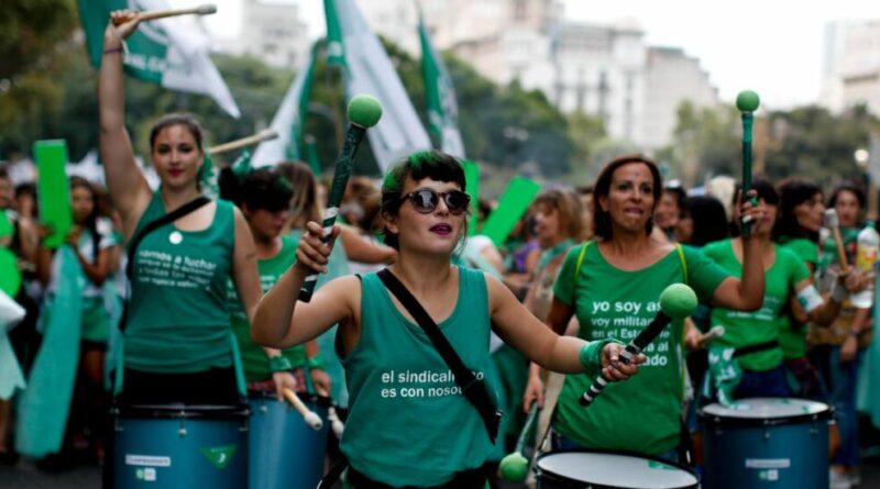 “In Argentina Milei vuole tornare indietro su tutte le conquiste delle donne”. Da quando è al potere è cresciuta la povertà femminile