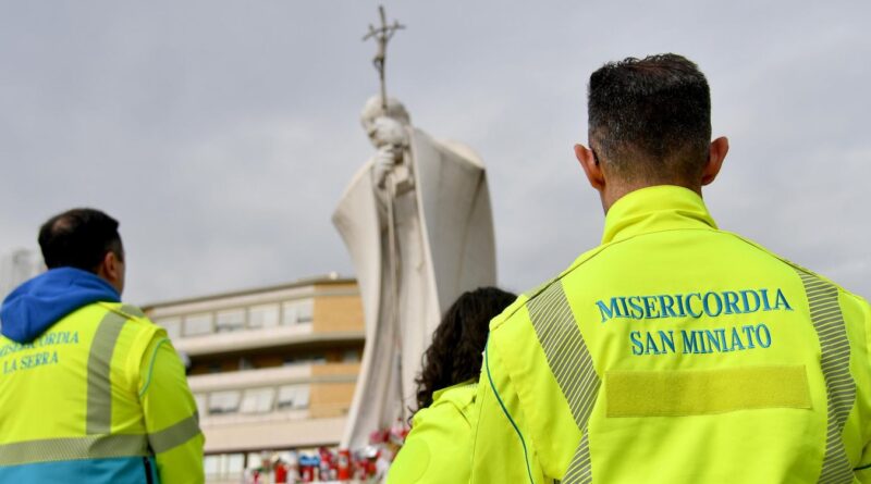 Papa Francesco, lieve miglioramento: “Buona risposta alla terapia”