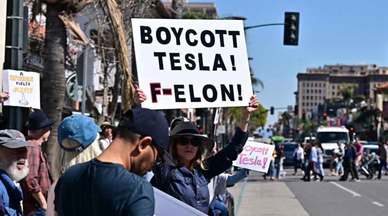 Le proteste contro Elon Musk si stanno intensificando in tutto il Paese