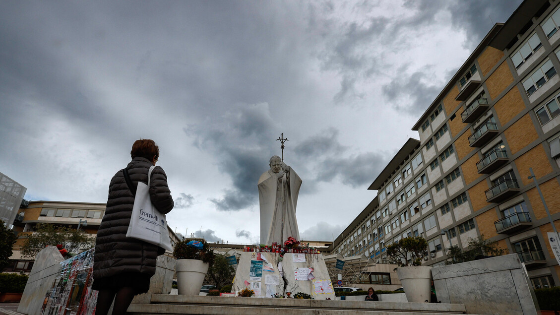 Sciolta la prognosi per il Papa ma resta la prudenza