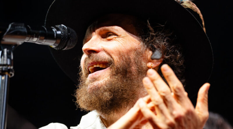 “Elon Musk dice: chi controlla i meme, controlla il mondo. Viviamo in una crisi di emergenza. Gli artisti in politica non smuovono nulla”: Jovanotti si racconta