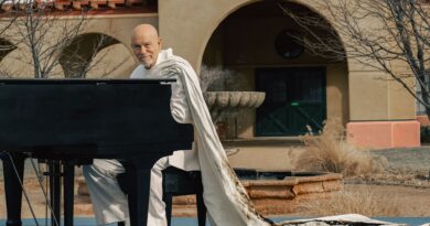 Come pop star in ‘Opus’, John Malkovich ha ballato così tanto che il film aveva bisogno di un coordinatore dell’intimità