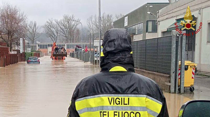 Prefettura di Firenze: ‘Persone isolate in 14 comuni’, evacuazioni in corso per allagamenti e frane