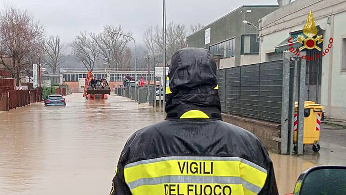 Prefettura di Firenze: ‘Persone isolate in 14 comuni’, evacuazioni in corso per allagamenti e frane