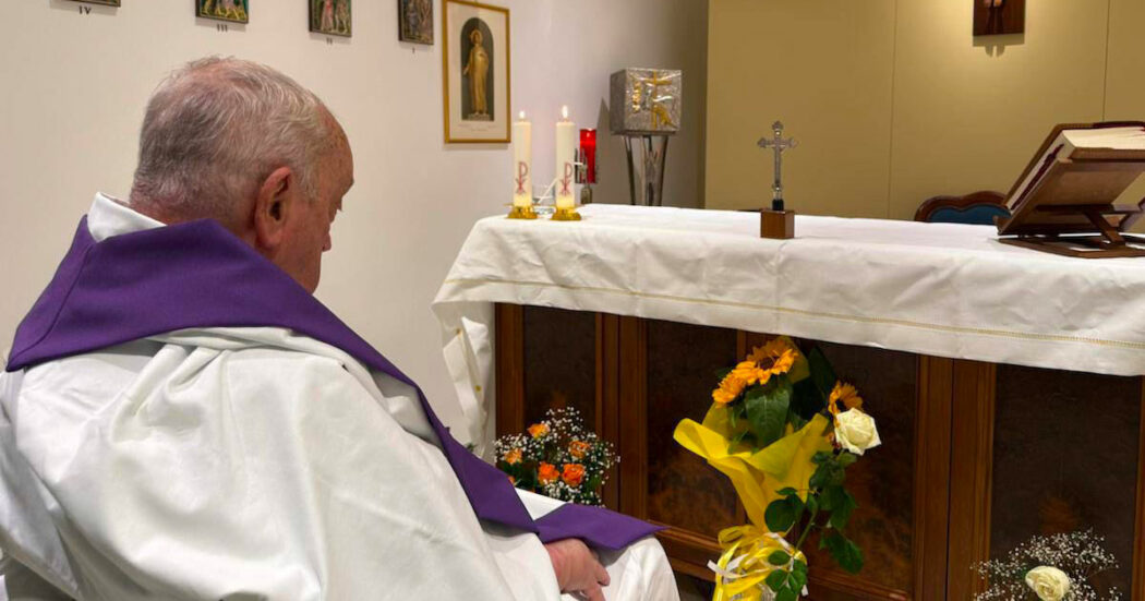 Papa Francesco, la Sala stampa vaticana diffonde la prima foto dal giorno del ricovero