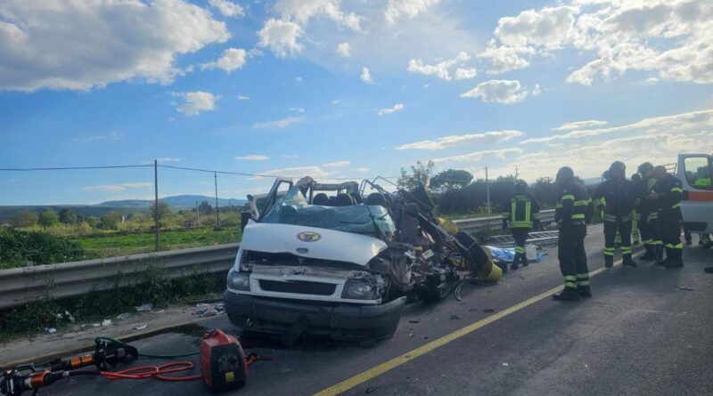 Siracusa, scontro fra un pulmino e un furgone: tre morti e sette feriti