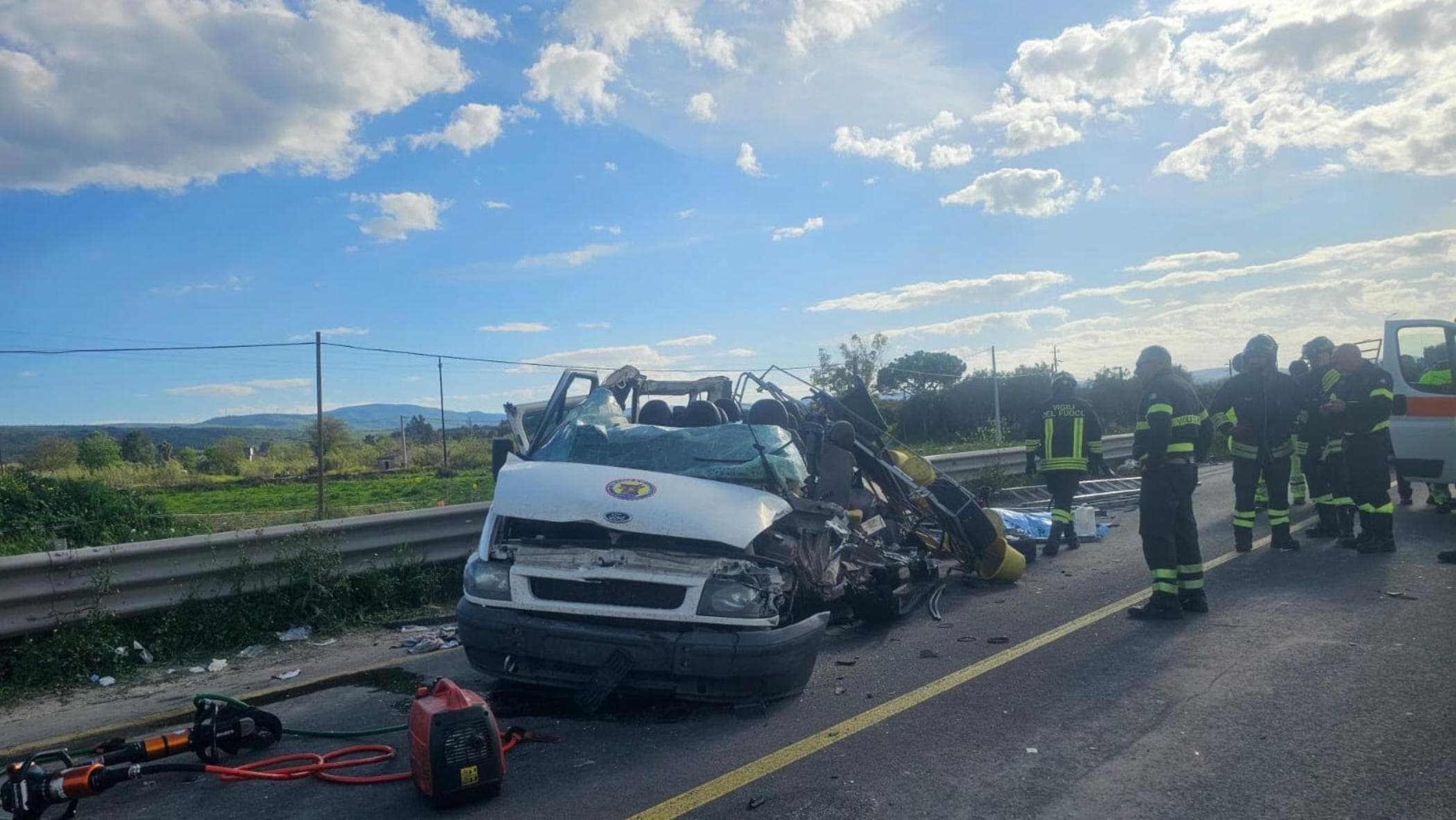 Siracusa, scontro fra un pulmino e un furgone: tre morti e sette feriti