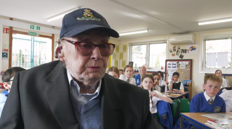 Un veterano della Seconda Guerra Mondiale, 103 anni, condivide la sua esperienza di bombardiere in vista dell’anniversario del VE Day