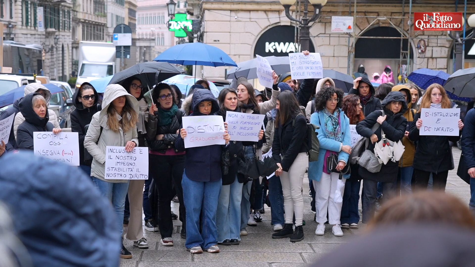 Insegnanti di sostegno contro il governo, la protesta a Genova: “Scavalcati da chi fa corsi online”