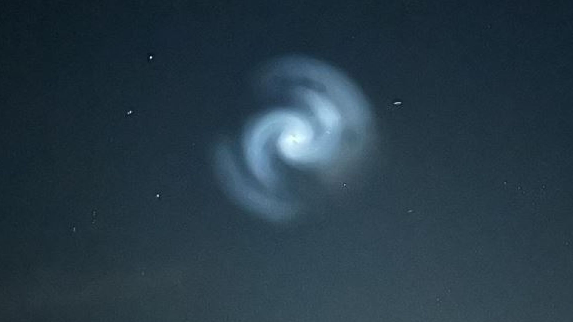 Una spirale luminosa appare nel cielo notturno